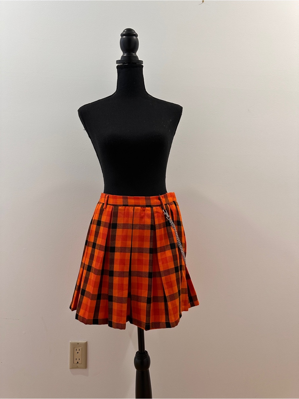 Hot Topic Orange and Black Plaid Pleated Mini Skirt with Chain - Picture 2 of 9